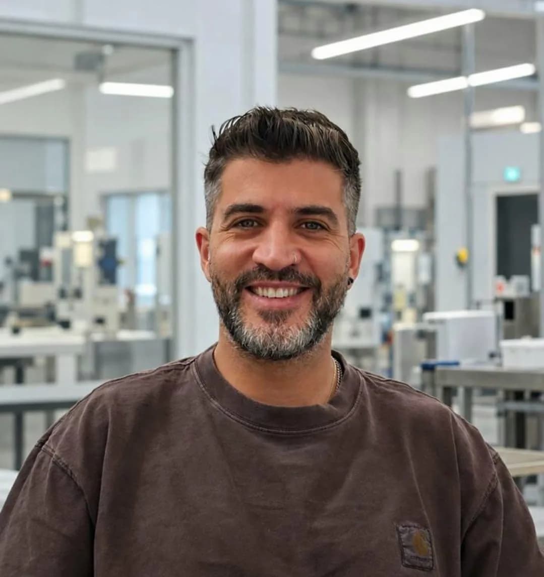 Porträt von Luís Silva in einer Produktionsanlage